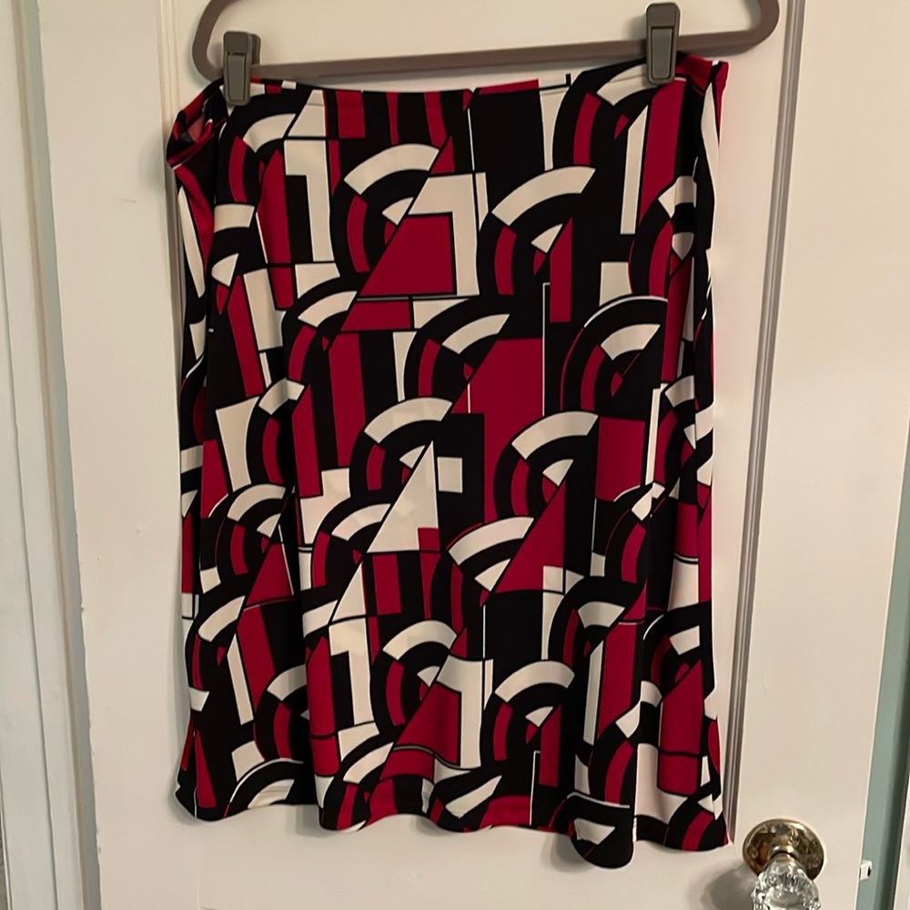 Woman’s NY&Co skirt size large, red/black/off white geometric pattern